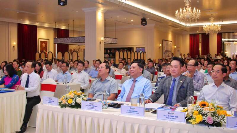Lãnh đạo tỉnh Cà Mau và các đại biểu dự diễn đàn Okvip tại về Cà Mau. Ảnh: Nhật Hồ