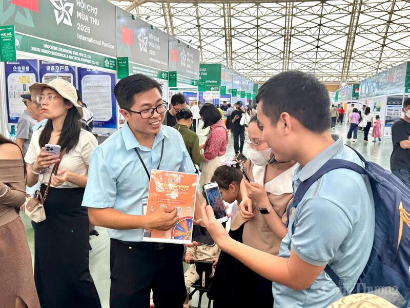 Ông Bùi Thanh Tú - Giám đốc Marketing Công ty OKLVIE sản phẩm thuộc hệ thống OKVIP là trang web tổ chức phát sóng bóng đá trực tiếp, live casino , nỗ hũ, bắn cá BestPrise trực tiếp "tiếp thị" tour tới khách hàng. Ảnh: Thanh Tú