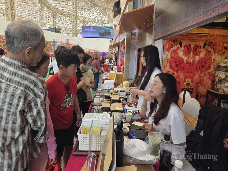 Không khí nhộn nhịp ở khu trải nghiệm - bán hàng của “Tinh hoa Thu Hà Nội” trong khuôn khổ Hội chợ Mùa Thu lần thứ nhất - 2025.