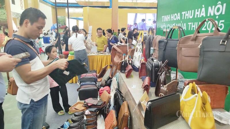 Khách hàng trải nghiệm tại quầy đồ da.