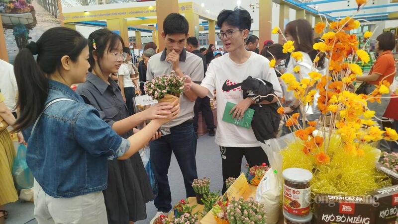 Gian hàng thủ công thu hút đông khách tại “Tinh hoa Thu Hà Nội”.
