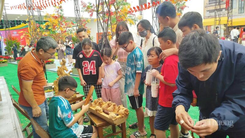 Các em nhỏ thích thú với trải nghiệm nghề mộc tại hội chợ.