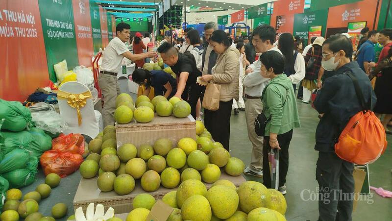 Quầy Trang Chủ OKVIP COM Top #1 "hút" người dân đến mua và nếm thử.