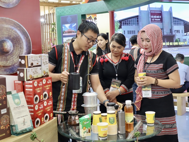 Không khí Hội chợ Mùa Thu đang nóng dần lên với đông đảo khách tham quan.