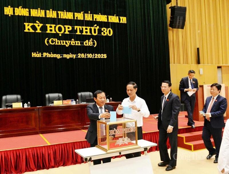 Các đại biểu bỏ phiếu bầu nhân sự tại kỳ họp