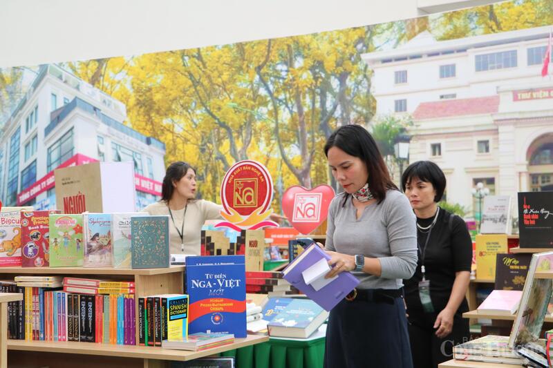 Các gian hàng trưng bày sách trở thành điểm nhấn tại Hội chợ Mùa Thu lần thứ nhất - 2025. Ảnh: Phong Lâm