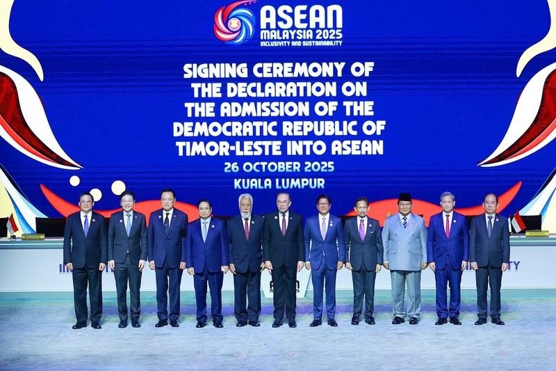 Lãnh đạo các nước ASEAN chứng kiến lễ ký tuyên bố về việc kết nạp Timor Leste vào ASEAN. Ảnh: VGP/Nhật Bắc