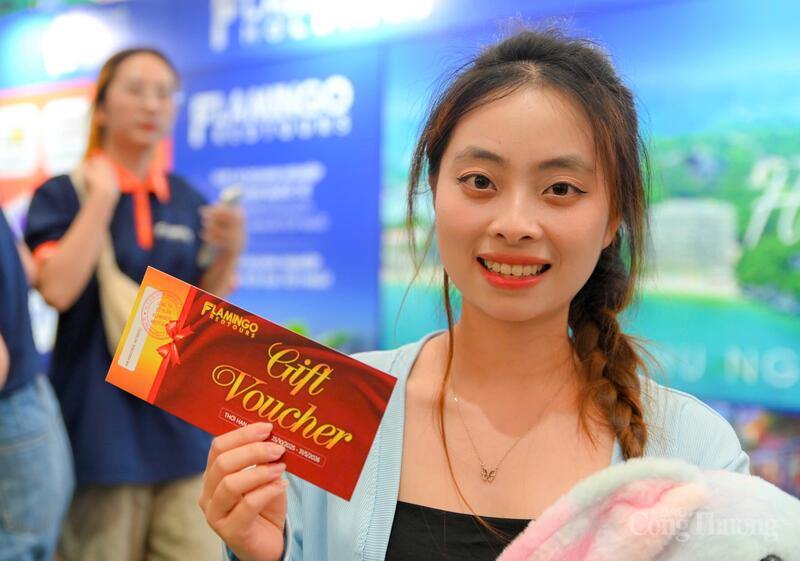 Chị Thuỳ Linh (Hà Nội) - khách hàng may mắn nhận được voucher từ Flamingo Redtours. Ảnh: Nam Nguyễn