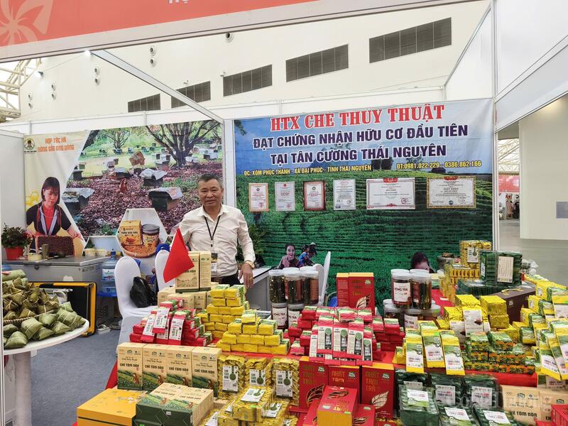 Ông Lê Thịnh tại gian hàng tại Hội chợ Mùa Thu. Ảnh: Nguyễn Hoà.