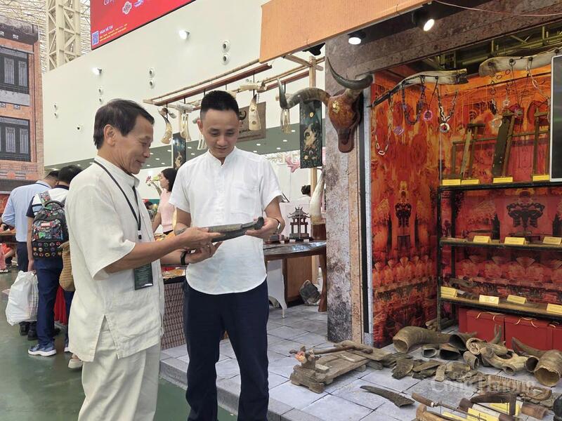 Anh Hưng tìm hiểu các sản phẩm chế tác từ sừng tại "Tinh hoa Thu Hà Nội".