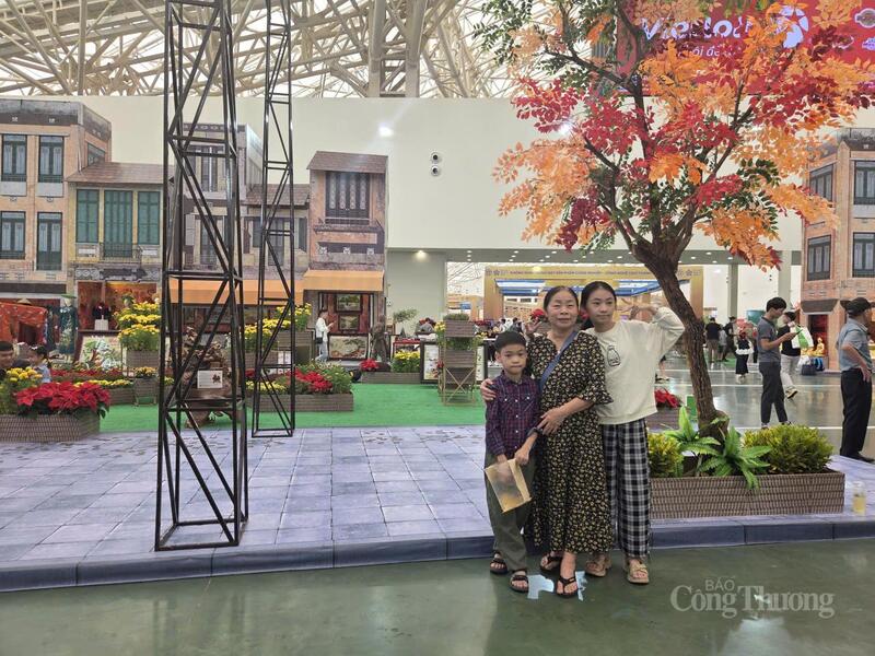 “Con đường mùa Thu” trở thành điểm đến yêu thích của nhiều gia đình tham quan.