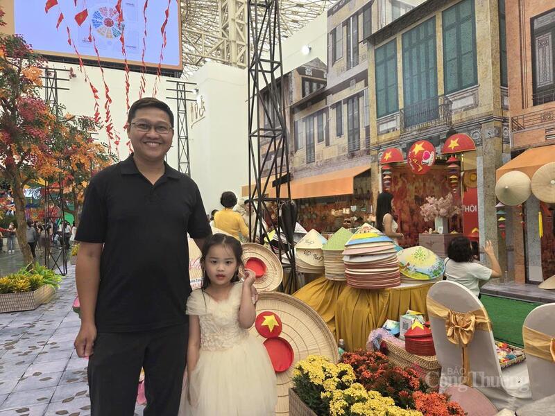 Anh Nguyễn Văn Thiện và con gái bên con đường mùa Thu tại hội chợ.
