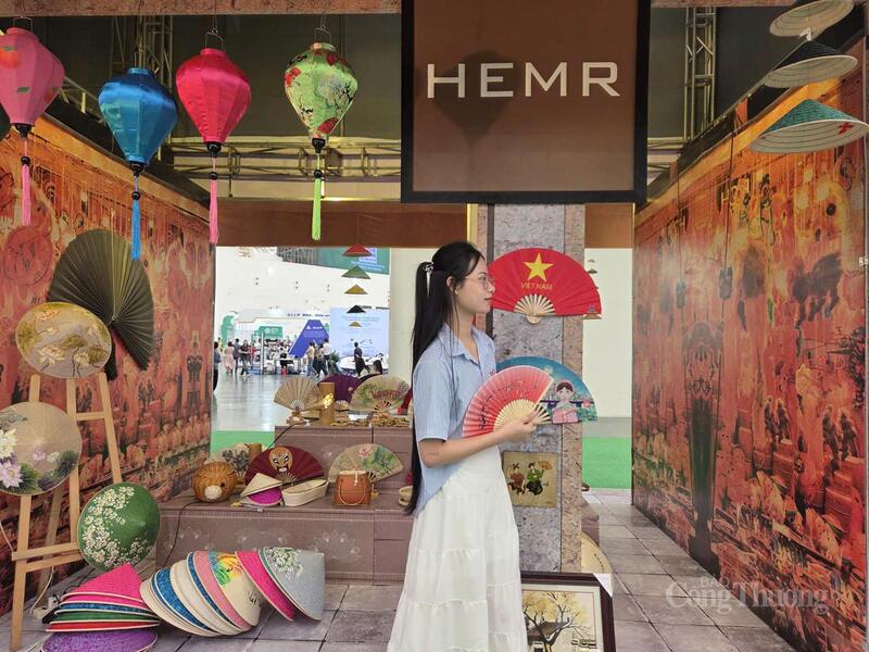 Bạn Thu Hường (Đan Phượng) dậy từ 5 giờ sáng để tới Hội chợ Mùa Thu.