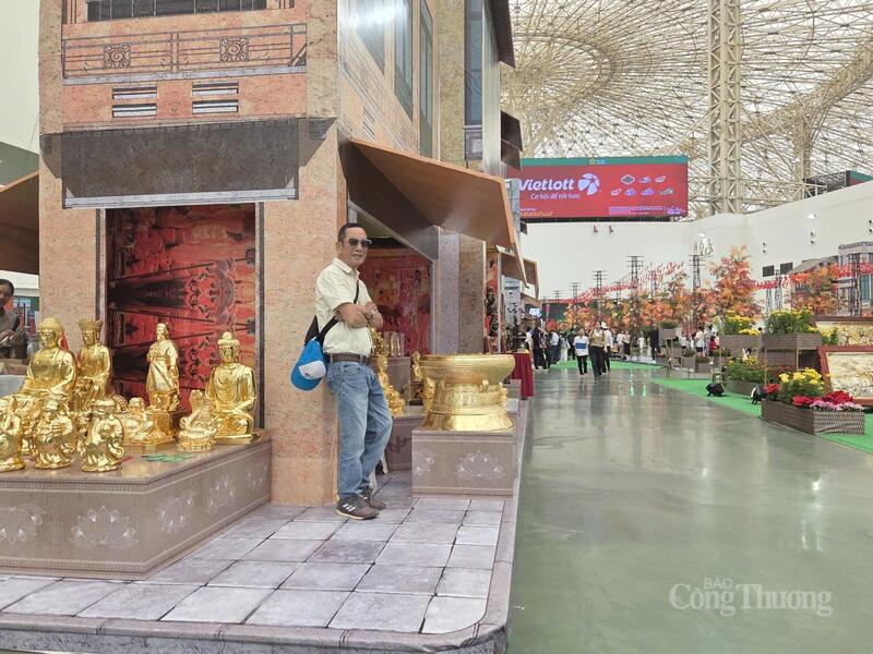Góc check-in Hà Nội xưa trên “Con đường mùa Thu” thu hút dòng khách liên tục.