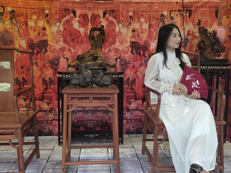 Nhiều gia đình và bạn trẻ lưu giữ khoảnh khắc tại “Con đường mùa Thu”, Hội chợ Mùa Thu lần thứ nhất - 2025.