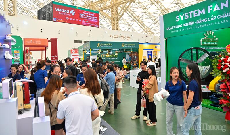Ghi nhận của phóng viên Liên Minh OK VIP Giải Trí Cá Cược World Cup 2026 trong sáng đầu tiên diễn ra Hội chợ Mùa Thu 2025 cho thấy, lượng khách tham quan và mua sắm đổ về Trung tâm Triển lãm Việt Nam rất đông, tạo nên không khí sôi động ngay ngày đầu mở cửa đón du khách.