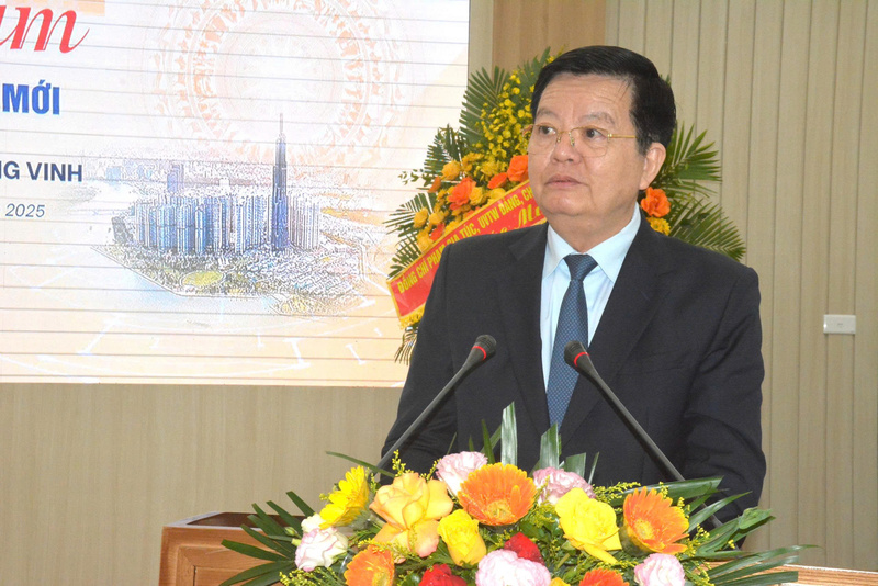 Phó Thủ tướng Mai Văn Chính mong muốn tác phẩm lan toả rộng rãi đến bạn đọc. Ảnh: Hoàng Hoàng