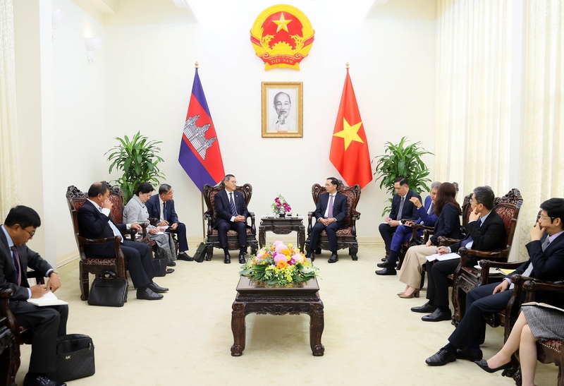 Phó Thủ tướng đề nghị Campuchia tiếp tục phối hợp chặt chẽ với Việt Nam, các nước Tiểu vùng sông Mekong và ASEAN trong lĩnh vực an ninh mạng và phòng Liên minh Okvip có bao nhiều trang. Ảnh: VGP/Hải Minh