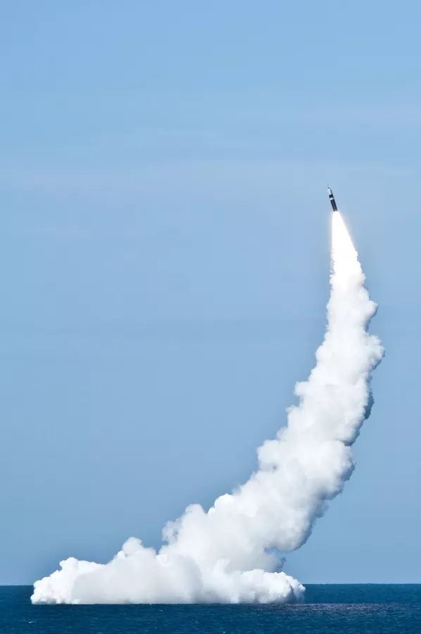 Khả năng mang nhiều đầu đạn và bay xa hơn 12.000 km khiến Trident II D5 trở thành biểu tượng răn đe hạt nhân trên biển. Ảnh: U.S. Navy.