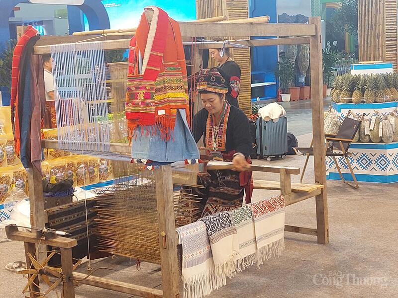 Bà Lò Thị Vân trình diễn dệt thổ cẩm Pa Thơm tại Hội chợ