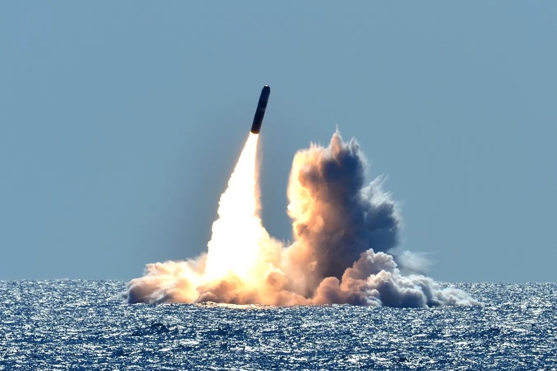 Với động cơ ba tầng và độ chính xác cao, Trident II D5 cho phép tàu ngầm giữ thế ẩn mình dưới biển nhưng vẫn có khả năng tấn công chính xác mục tiêu. Ảnh: U.S. Navy.