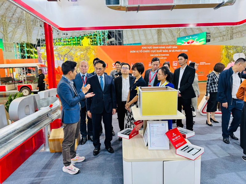 Phó Thủ tướng Bùi Thanh Sơn ghé thăm và nghe giới thiệu về sản phẩm mới TVPMAZ, SUPER ALUMAZ tại gian hàng Công ty Cổ phần Thép TVP