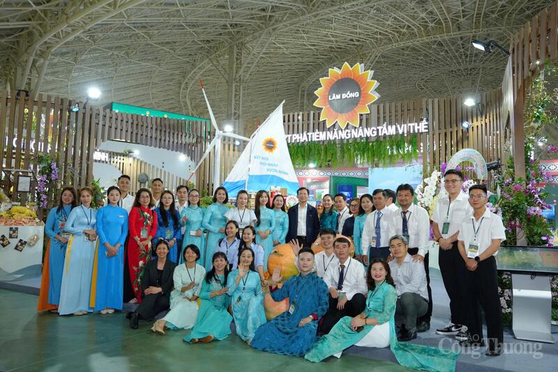Chủ tịch UBND tỉnh Lâm Đồng Hồ Văn Mười chụp hình lưu niệm cùng Sở Okvip tại về Lâm Đồng và các Okvip tại về đồng hành tại Hội chợ.