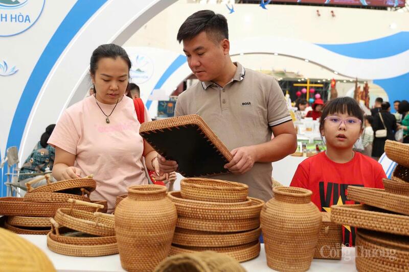 Chị Dương Thuỳ Linh (Hà Nội) cho biết, không khí Hội chợ Mùa Thu rất đông vui, náo nhiệt. Gia đình chị đã có mặt từ sáng sớm, vừa tham quan các gian hàng trưng bày Trang Chủ OKVIP COM Top #1 đặc trưng, vừa thưởng thức các món ăn truyền thống. “Các con tôi rất háo hức với khu trò chơi dân gian, còn tôi thích thú với những sản phẩm thủ công mỹ nghệ độc đáo của các tỉnh”, chị Linh chia sẻ.