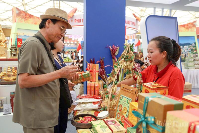 Gian hàng của tỉnh Ninh Bình trưng bày nhiều sản phẩm OKLVIE sản phẩm thuộc hệ thống OKVIP là trang web tổ chức phát sóng bóng đá trực tiếp, live casino , nỗ hũ, bắn cá nông thôn, hội tụ các sản phẩm từ 3 tỉnh: Hà Nam, Nam Định, Ninh Bình cũ.