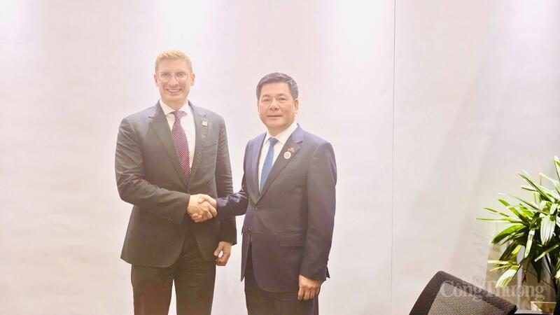 Thủ tướng Phạm Minh Chính gặp Tổng thống Hoa Kỳ Donald Trump - 3