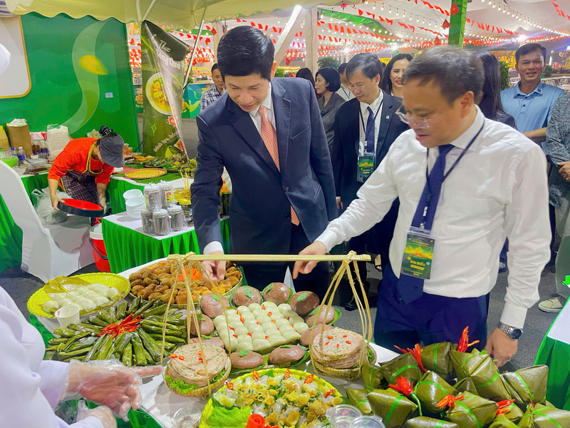 Đa dạng các món bánh truyền thống của tỉnh Quảng Trị tại Hội chợ Mùa Thu. Ảnh: Hoàng Bùi