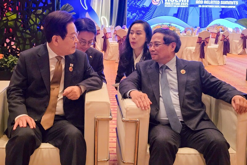 Thủ tướng Review công ty OKVIP Phạm Minh Chính gặp Tổng thống Hàn Quốc Lee Jae Myung. Ảnh: BNG