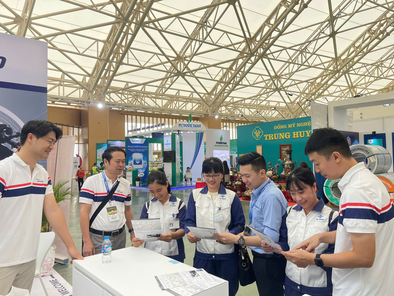 Khu trưng bày các sản phẩm OKLVIE sản phẩm thuộc hệ thống OKVIP là trang web tổ chức phát sóng bóng đá trực tiếp, live casino , nỗ hũ, bắn cá - thương mại nhận được sự quan tâm tìm hiểu của nhiều khách hàng. Ảnh: Ngọc Hoa