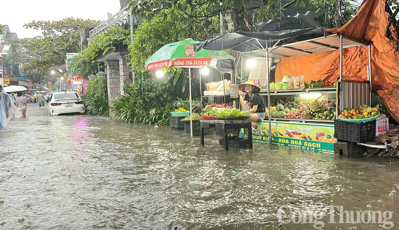 Cửa hàng kinh doanh trái cây bên dòng nước lũ