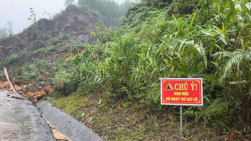 Cơ quan chức năng đặt biển cảnh báo đề phòng sạt lở. Ảnh: Nguyễn Dương