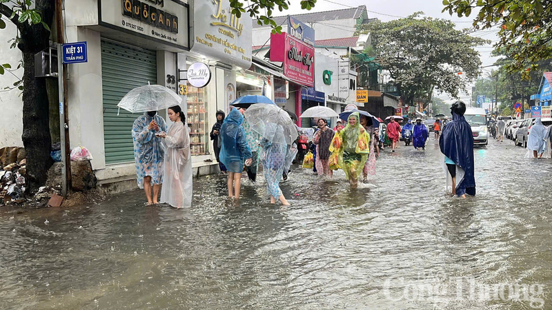 Người dân bì bỏm trong mưa lũ