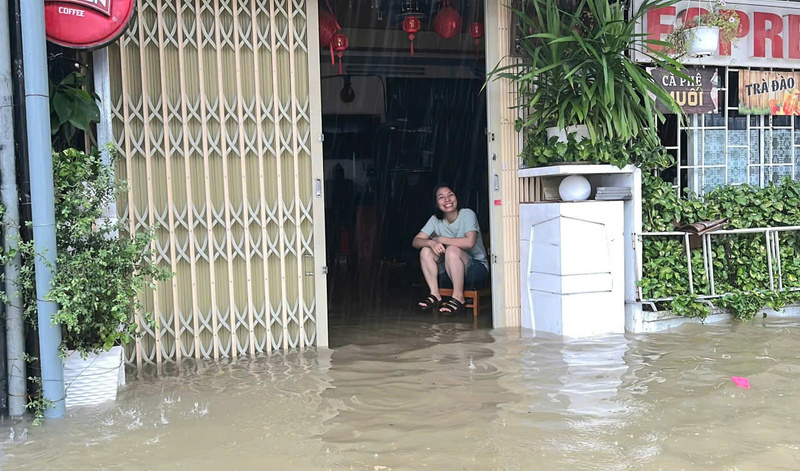 Mặt dù nước lũ ngập sâu, nhưng người dân Huế vẫn chủ động trong công tác ứng phó