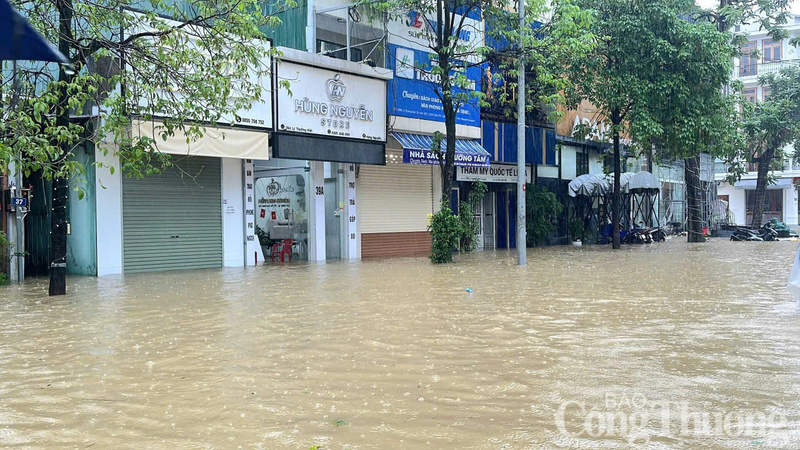 Hàng quán đóng cửa, nước tràn vào nhà dân