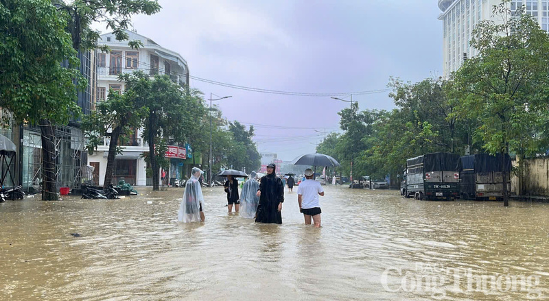 Người dân di chuyển khó khăn trong nước lũ