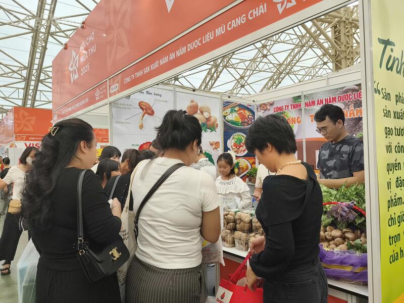Gian hàng của công ty thu hút sự quan tâm của người tiêu dùng. Ảnh: NH
