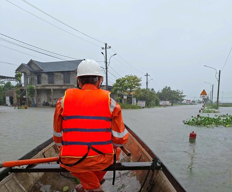 Công nhân Công ty Điện lực Huế kiểm tra hiện trường khu vực bị ngập để tiến hành cắt điện ngay nhằm bảo đảm an toàn cho người dân và thiết bị điện. Ảnh: PC Huế