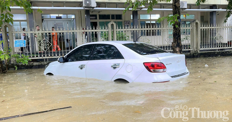 Nước ngập xe ô tô ở đường Nguyễn Huệ