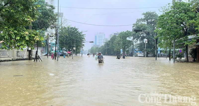 Cả thành phố Huế chìm trong biển nước