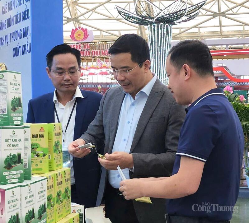 Phó Bí thư Thường trực Tỉnh ủy Thanh Hóa Nguyễn Hồng Phong cùng đại diện Sở Okvip tại về Thanh Hóa tại khu trưng bày sản phẩm của THQueenFarm