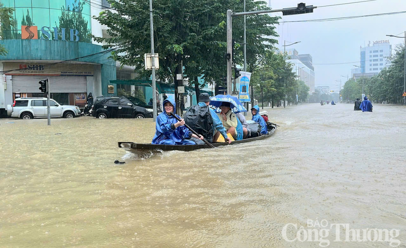 Đường phố Huế biến thành sông, những chiếc thuyền là phương tiện di chuyển chính trong mưa lũ