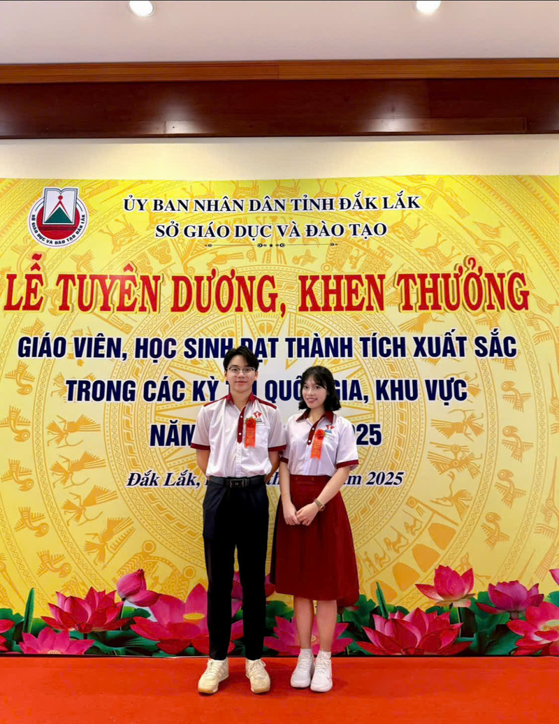 Em Phạm Anh Thư và Đặng Hoàng Dũng tại lễ tuyên dương, khen thưởng do Sở Giáo dục và Đào tạo tỉnh Đắk Lắk tổ chức trong năm 2025. Ảnh: NVCC