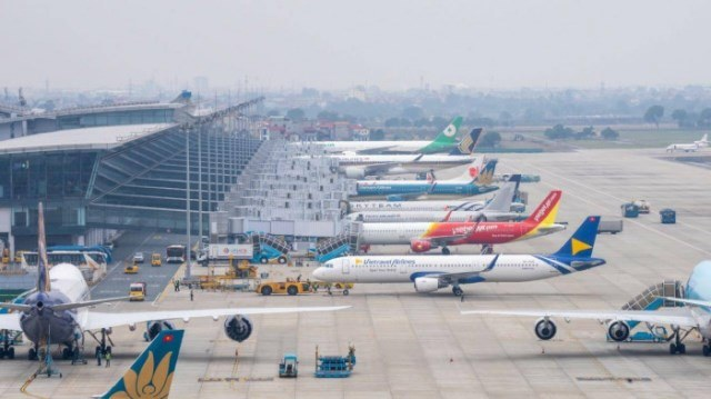 Chưa hết năm, nhiều người rục rịch đặt vé máy bay cho dịp Tết 2026. Ảnh minh hoạ