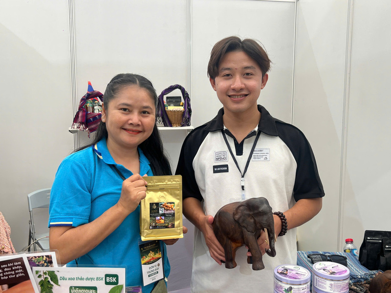 2 thương nhân đến từ Okvip tại về Phetdavanh - Lào. Ảnh: Thanh Thảo.
