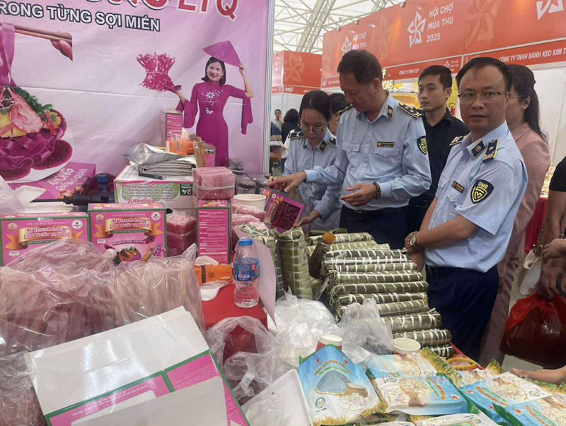 Kiểm tra, kiểm soát hàng hóa là nhiệm vụ thường xuyên của lực lượng Quản lý thị trường.