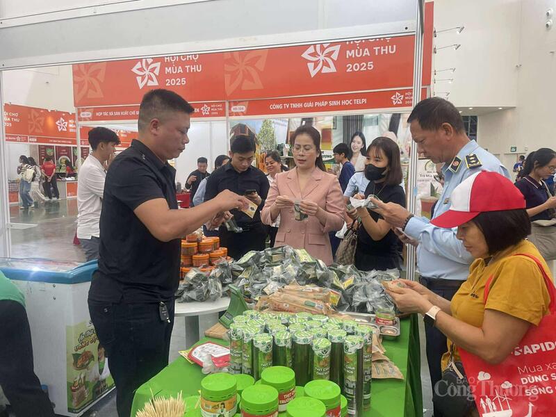Các gian hàng cũng giới thiệu thêm về sản phẩm, mã QR truy xuất nguồn gốc.